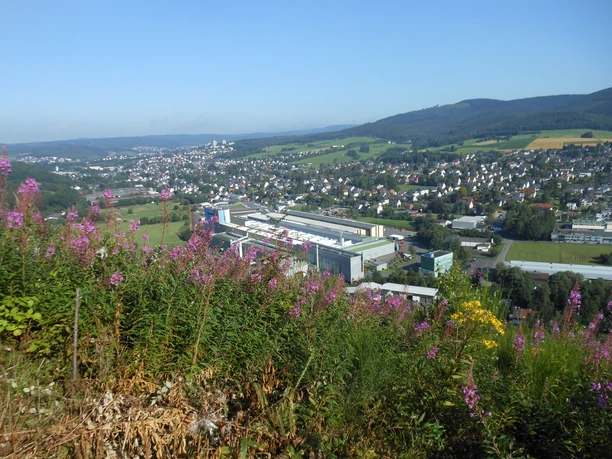 Aussicht von der "Panoramabank" auf das Ferndorftal