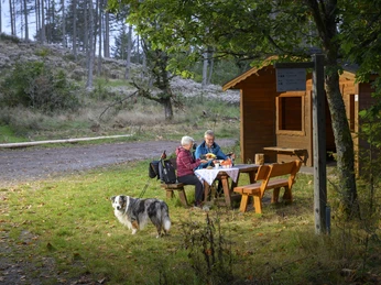 Wanderer beim Rast an der Hugo Kracht Hütte Bad Laasphe