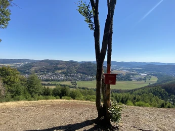 Ausblick Entenberg - Gipfelbuch und Stempelstation