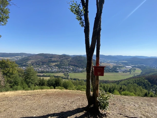 Ausblick Entenberg - Gipfelbuch und Stempelstation