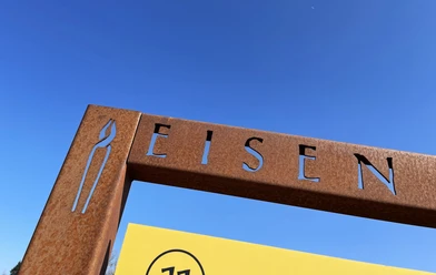 Eisen gibt dem historischen Wanderweg einen Rahmen - auch den Stationstafeln am Wegesrand.