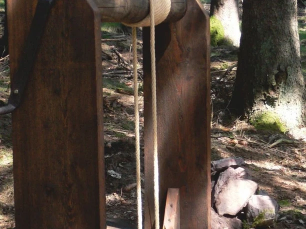 Mit dieser einfachen Technik fuhren Bergleute einst in die gruben ein und schafften in Körben das Erzgestein nach oben.