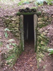 Ein Stolleneingang am Bergbaupfad