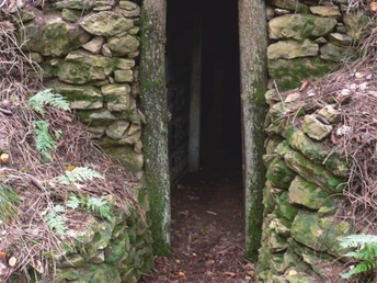 Ein Stolleneingang am Bergbaupfad