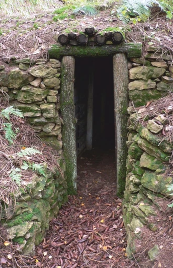 Ein Stolleneingang am Bergbaupfad