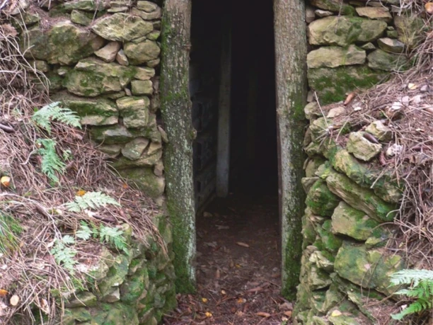 Ein Stolleneingang am Bergbaupfad