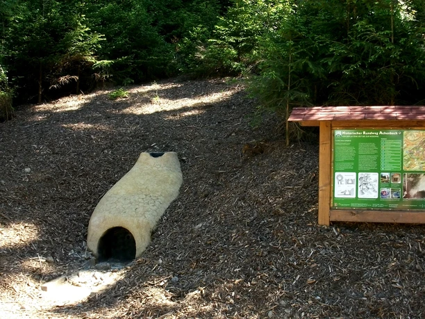 Siegen-Achenbach_Nachbau eines Rennofens mit Infotafel