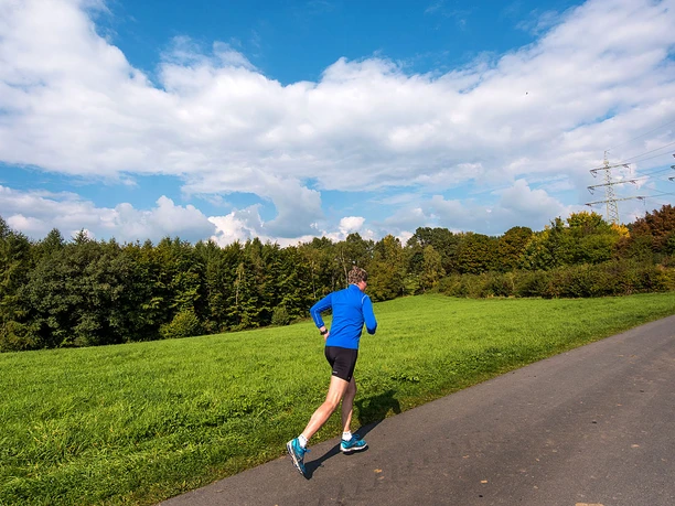 Von der Oberscheldener Höhe in den Giebelwald