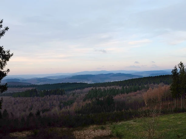Abendhimmel über Siegen vom Rabenhain aus gesehen