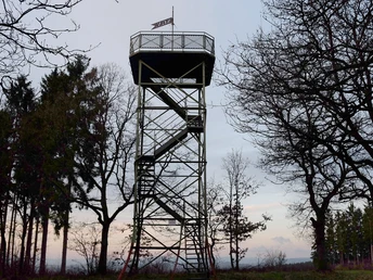Der elf Meter hohe Stahlturm auf dem Rabenhain