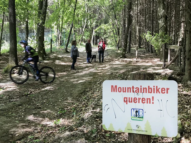 Achtung Biker: Der Trail kreutzt immer wieder Wanderwege. Die Punkte sind gut markiert
