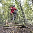 Mountainbiker im Sprung auf dem Flowtrail Siegen