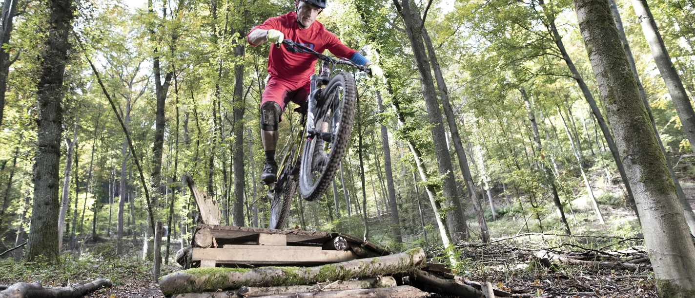Mountainbiker im Sprung auf dem Flowtrail Siegen