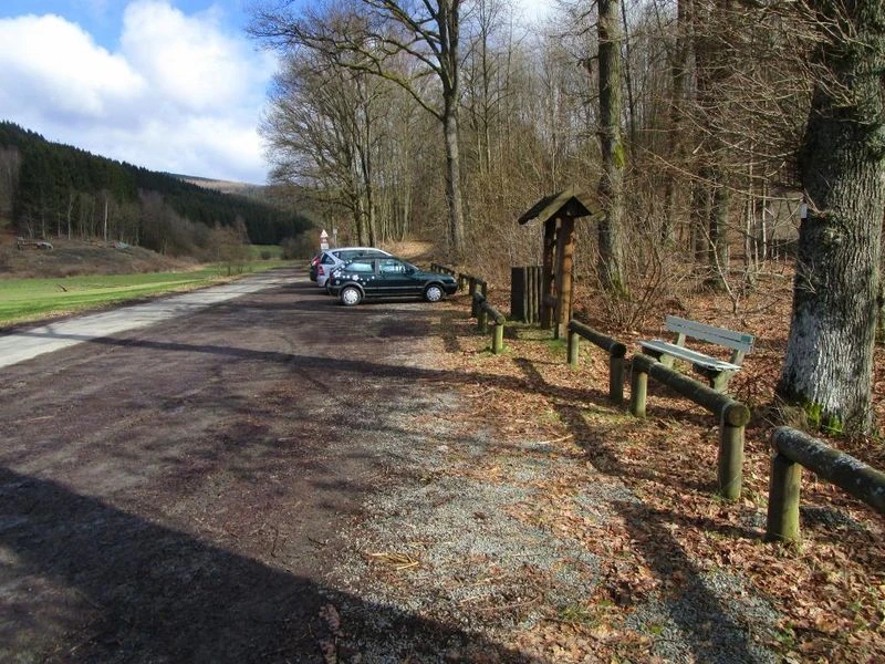 Wanderparkplatz unweit des Afholderbacher Weihers
