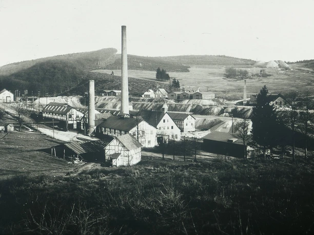 Die Aufbereitungsanlagen der Grube Heinrichssegen um 1910, im Hintergrund die Abraumhalde der Grube Altenberg