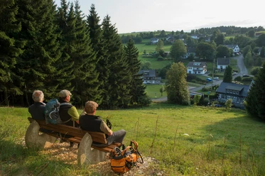 Wanderer sitzend auf einer Bank