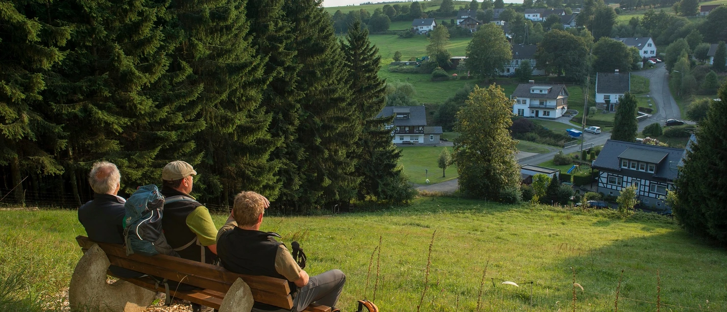 Wanderer sitzend auf einer Bank