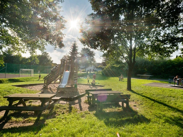 Bänke und Bäume auf dem Spielplatz Zitzenbachstraße