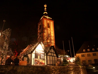 Die Nikolaikirche mit dem angestrahlten vergoldeten Krönchen in weihnachtlicher Stimmung