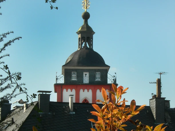 Das Krönchen überragt die umliegenden Häuser auf dem Siegberg