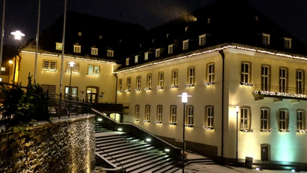 Das Siegener Rathaus in adventlichem Lichterschmuck