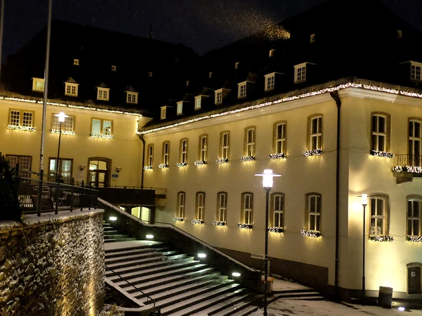 Das Siegener Rathaus in adventlichem Lichterschmuck