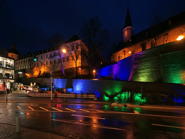Siegens Stadtmauer illuminiert