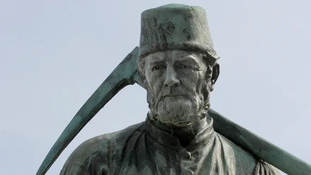 Henner, der Bergmann, symbolisiert die mehr als zweieinhalb Jahrtausende alte Eisenerzgewinnung ind er Region.