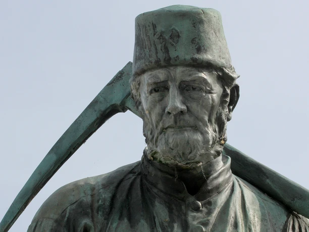 Henner, der Bergmann, symbolisiert die mehr als zweieinhalb Jahrtausende alte Eisenerzgewinnung ind er Region.