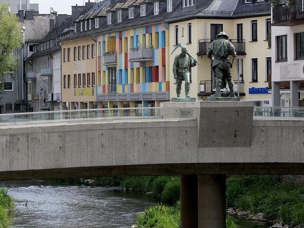 Bergmann Henner und Hüttenarbeiter Frieder haben ihren Platz auf der Fußgängerbrücke gefunden, die Siegenes Unter- mit der Oberstadt verbindet