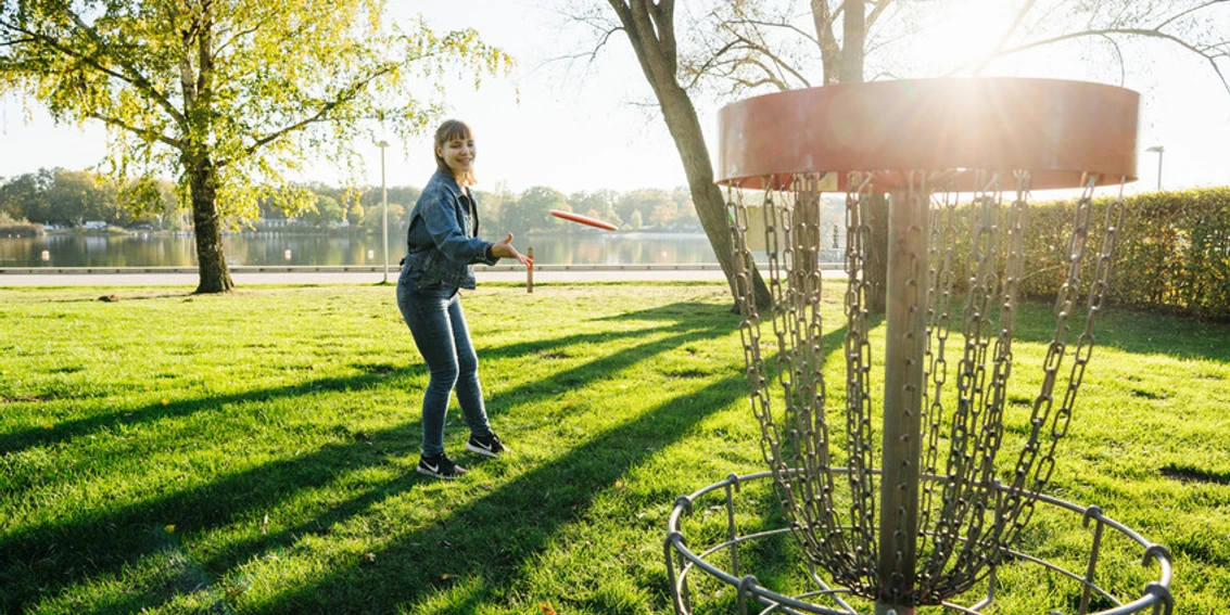 Discgolf.jpg Frau spielt Disc-Golf im Allerpark