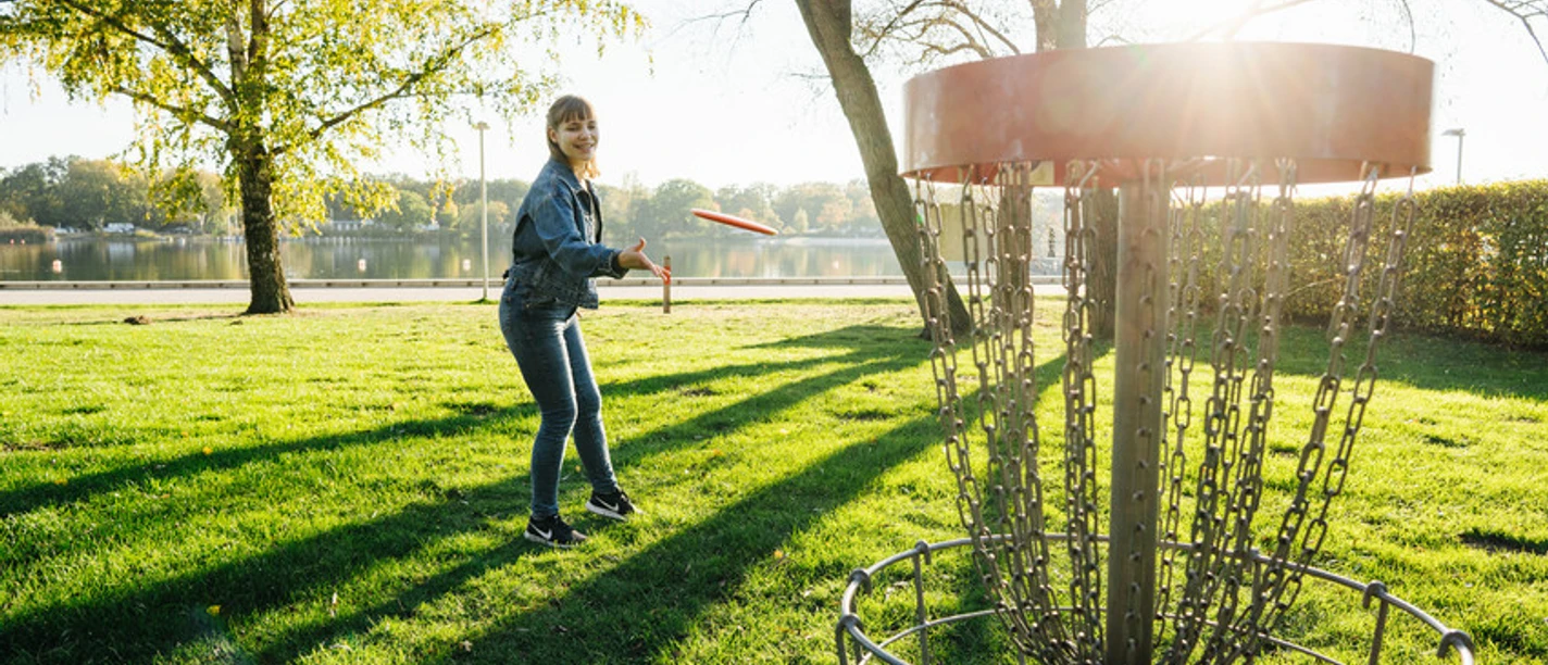 Discgolf.jpg Frau spielt Disc-Golf im Allerpark
