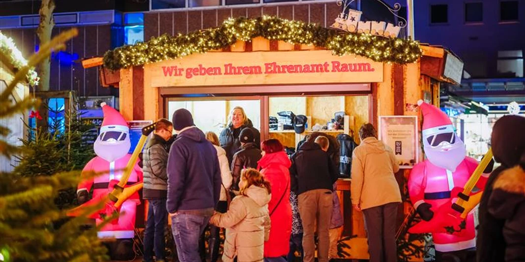 Ehrenamtshüte auf dem Wolfsburger Weihnachtsmarkt.JPG