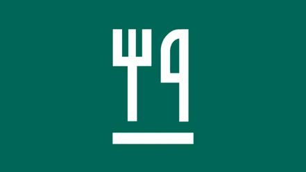 Kulinarisches im Kulturland Teufelsmoor Weißes Symbol mit Gabel und Messer auf grünem Hintergrund, Zeichen für Gastronomie.