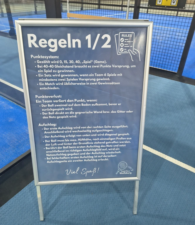 Padelregeln.jpg Padelregeln auf einem Aufsteller in der Halle