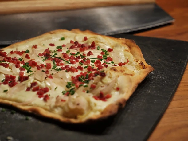 Selbstgemachter Flammkuchen im Café Hainbach