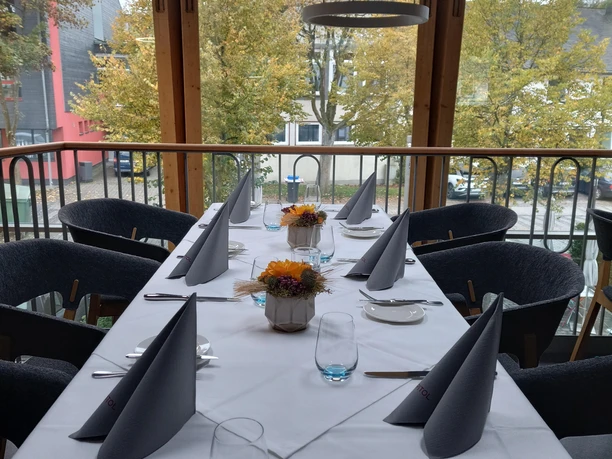 Gedeckter Tisch im neuen Capitol für mehrere Personen