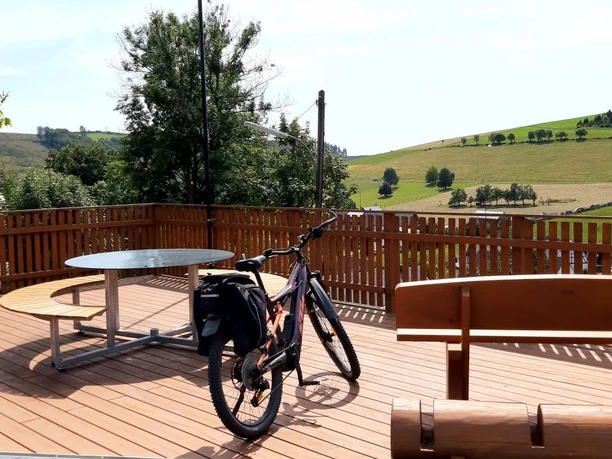 Sitzgelegenheiten auf Plattform und schöne Aussicht