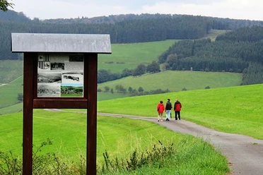 Infotafel mit Wanderern