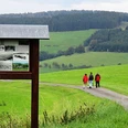 Infotafel mit Wanderern