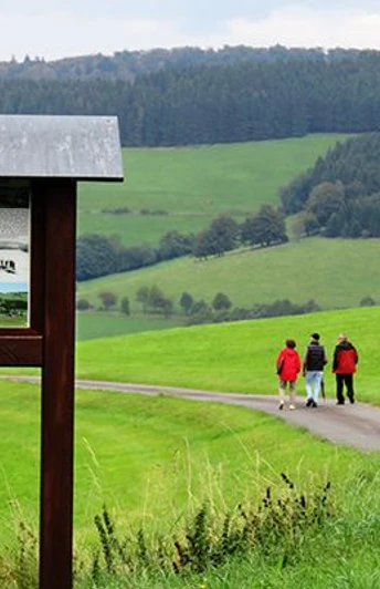 Infotafel mit Wanderern