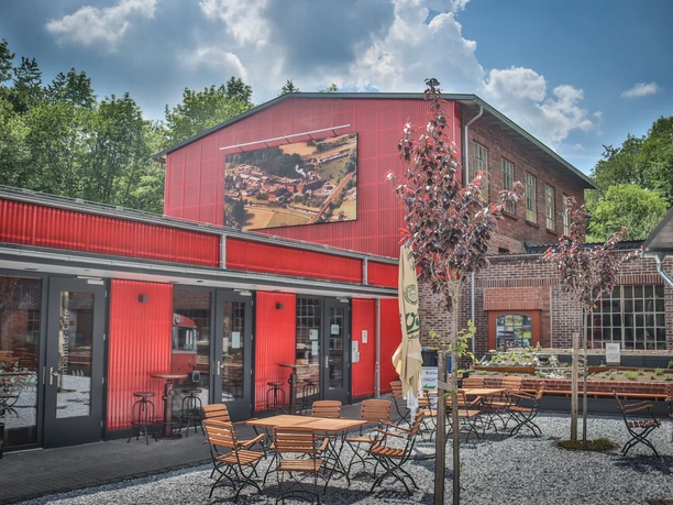 Via Adrina Zentrum mit Eisenbahner-Café und Außenterrasse