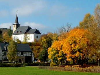 Ev. Kirche in Elsoff im Herbst