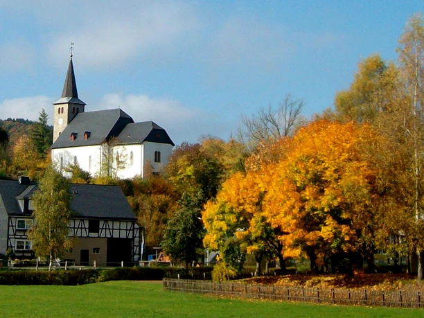 Ev. Kirche in Elsoff im Herbst