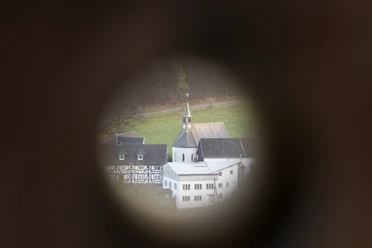 Ev. Kirche im Blick durch den Augenstein