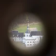 Ev. Kirche im Blick durch den Augenstein