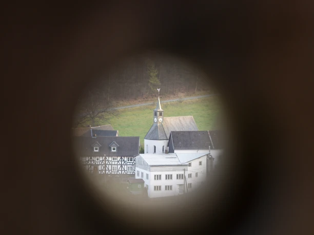Ev. Kirche im Blick durch den Augenstein