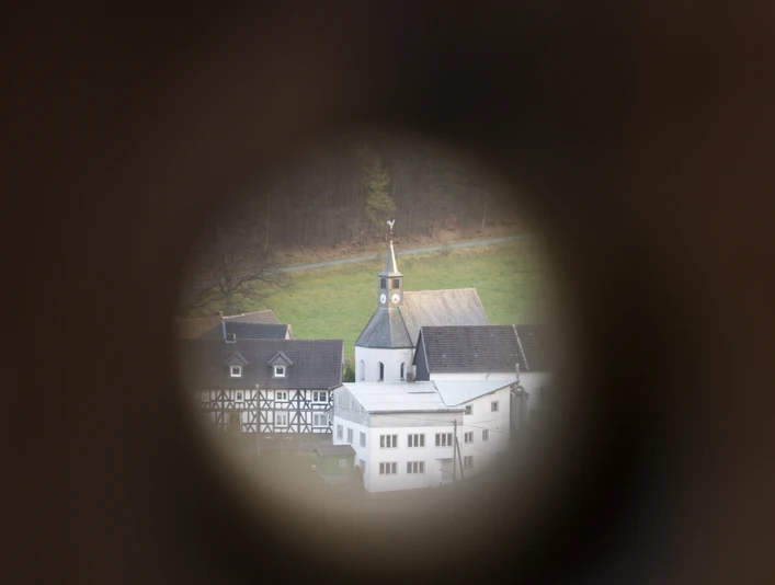 Ev. Kirche im Blick durch den Augenstein