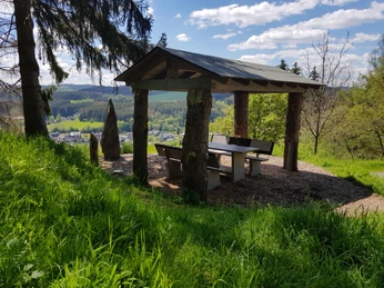 Rastplatz mit Augenstein in Schwarzenau