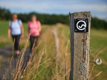 Wandern auf der Via Adrina, Wegemarkierung Ausblick Oberes Huettental